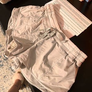 Lululemon Hotty Hot Shorts 2.5”
